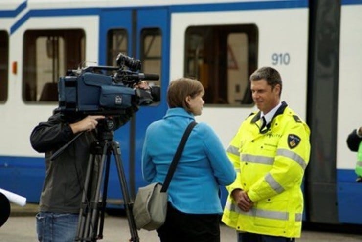 Verslaggever interviewt politiewoordvoerder (Shirley de Jong , Flickr, CC BY-NC 2.0) 