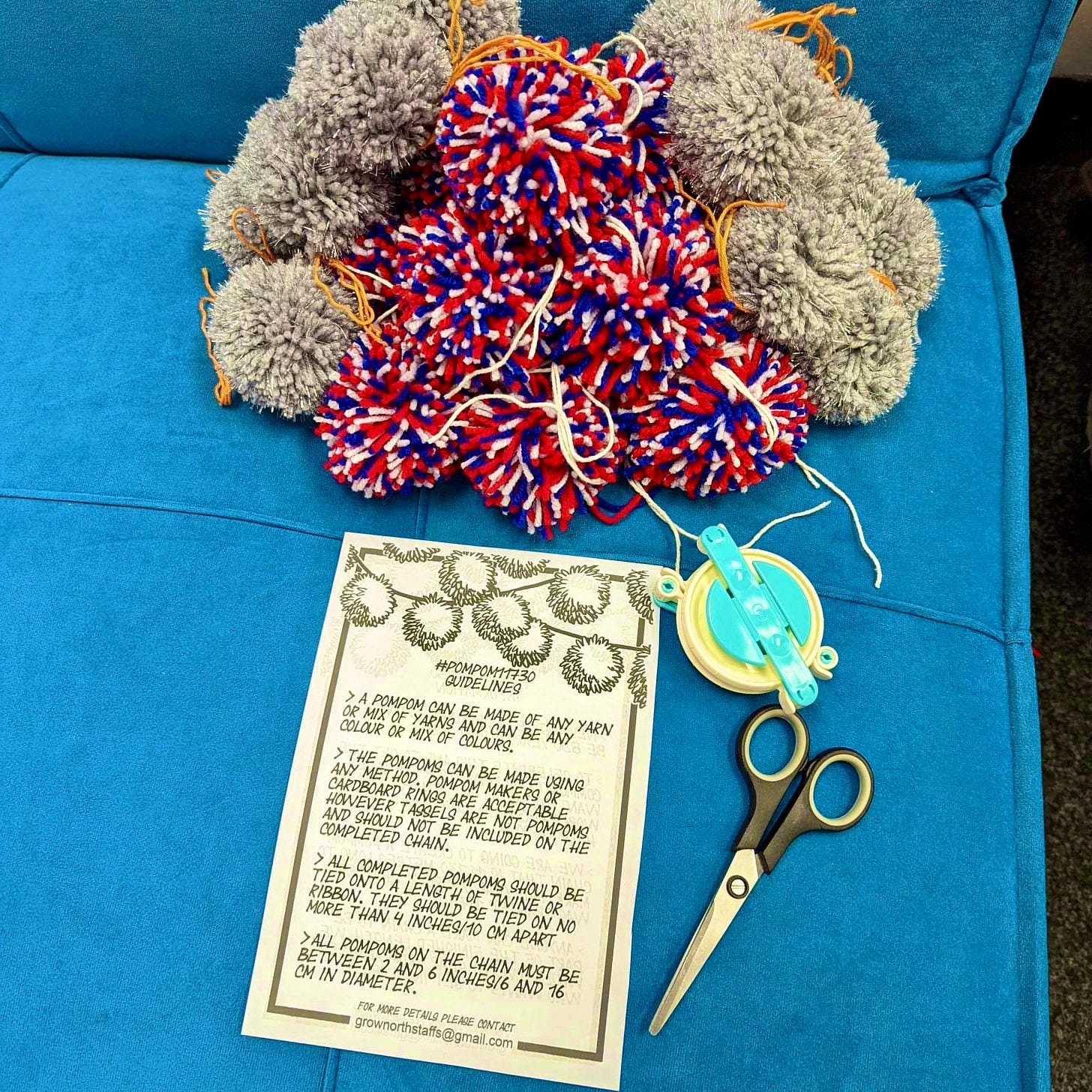 The pompom-making guidelines, with wool and scissors