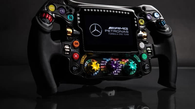 La réplique du volant de la Mercedes-AMG F1 W15 E Performance, qui dispute, cette année, le championnat du monde de F1.