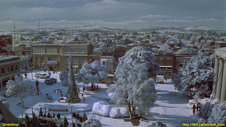 Rok 1984 i "Gremliny" - widok na cały plac zimową porą. Po prawej budynek sądu