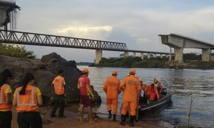 Photo of rescuers preparing to search for victims of the Juscelino Kubitschek bridge collapse.