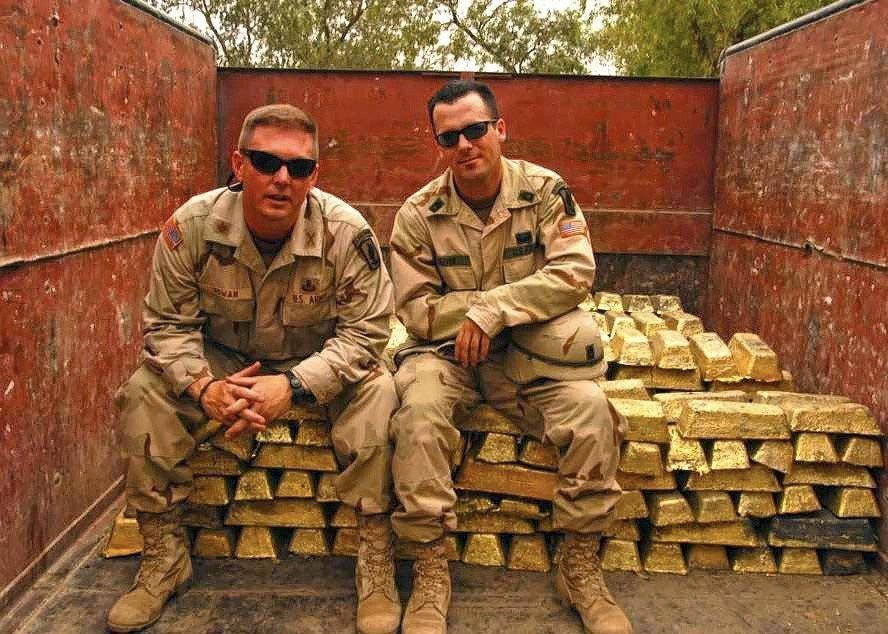 Rare photo of U.S Army soldiers with bullions of gold in Iraq 2003 :  r/interestingasfuck