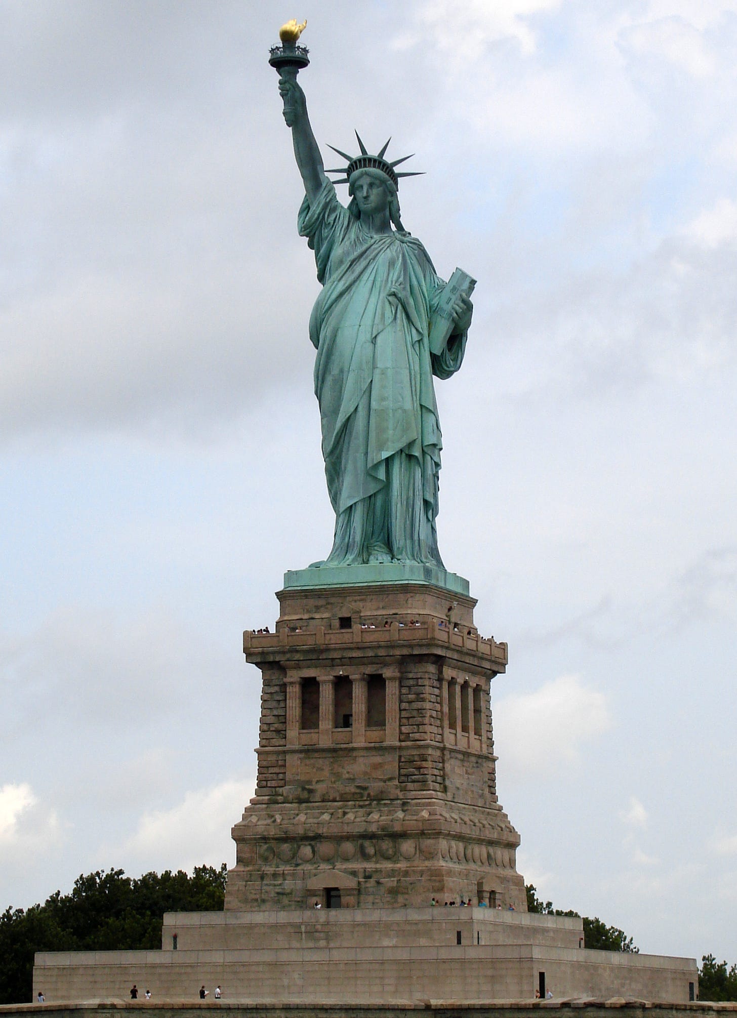 https://upload.wikimedia.org/wikipedia/commons/a/a1/Statue_of_Liberty_7.jpg