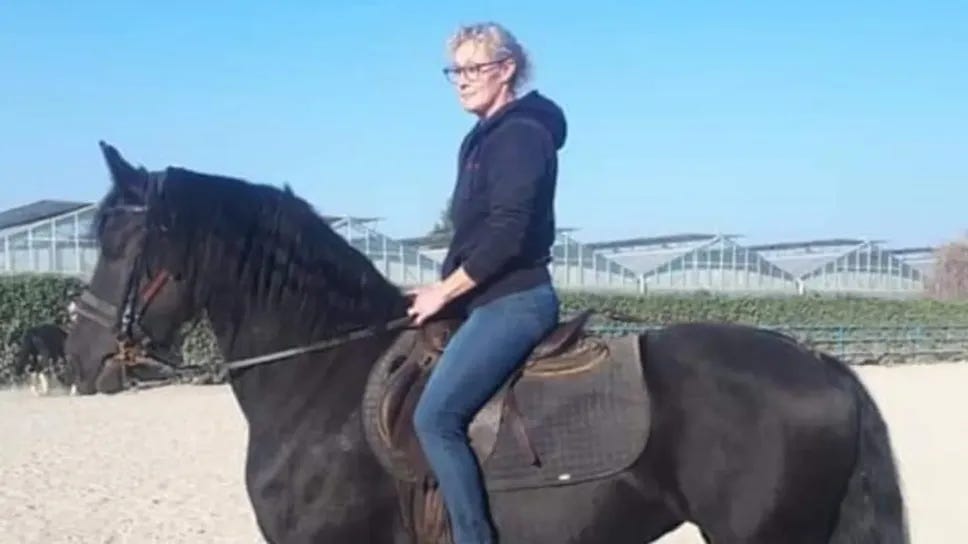 Laura Ferrari in sella a un cavallo del maneggio di Dalmine
