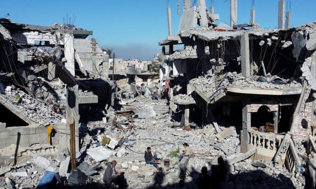 Des Palestiniens cuisinent parmi les maisons détruites lors des frappes israéliennes, dans le camp de réfugiés de Khan Younis, le 29 novembre 2023. Reuters/Mohammed Salem