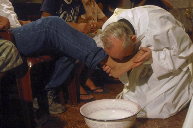Pope Francis Washes Feet of Prisoners for Holy Thursday | IBTimes UK