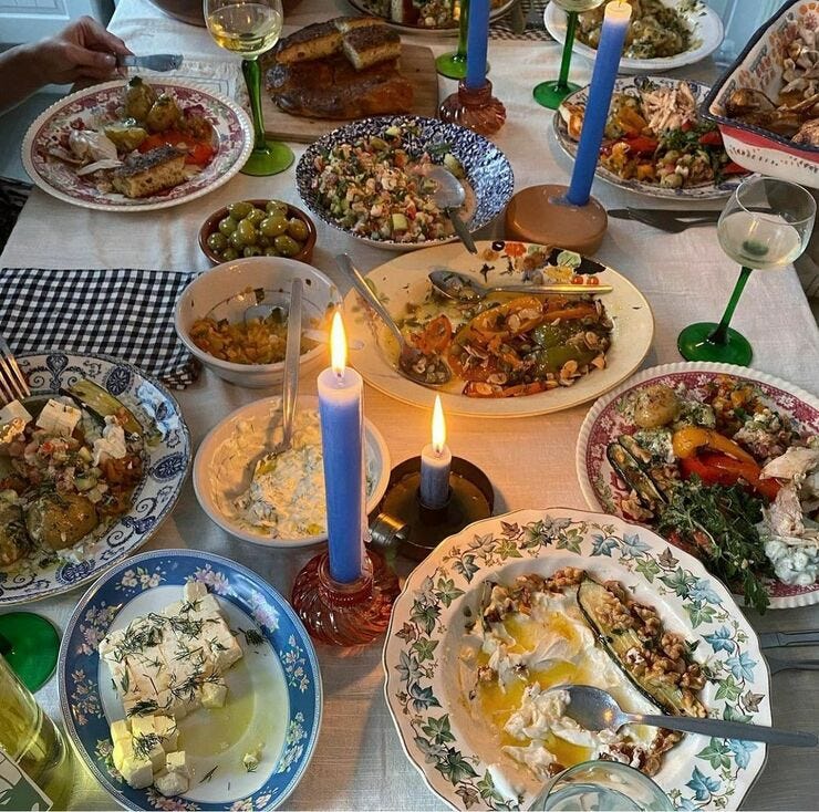 Mesas decoradas y comida abundante no nos abandones nunca