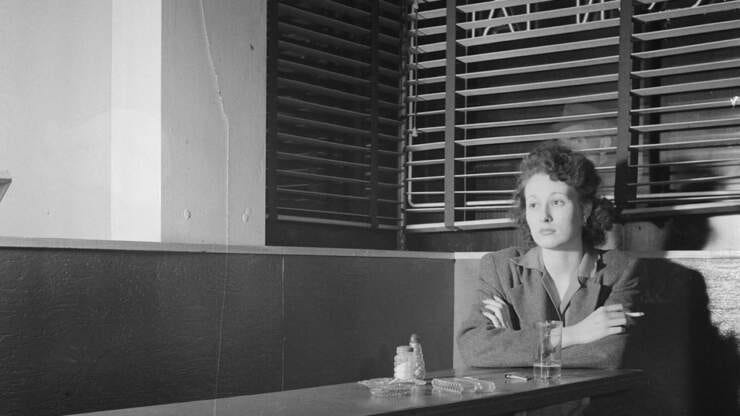 Washington DC’de bir bar ve restoranda tek başına oturan kadın, 1943. Fotoğraf: Esther Bubley