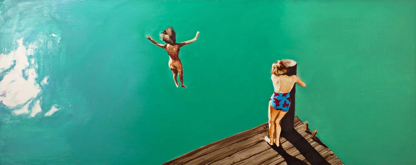 A pintura, de Clarice Gonçalves, mostra uma vista do alto da cena de uma criança à pular na água de tom esverdeado, acompanhada por uma mulher que aguarda no cais de madeira.