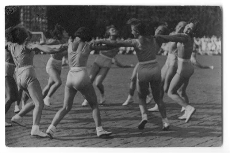 Untitled (Female Athletes), c.1927 - Alexander Rodchenko