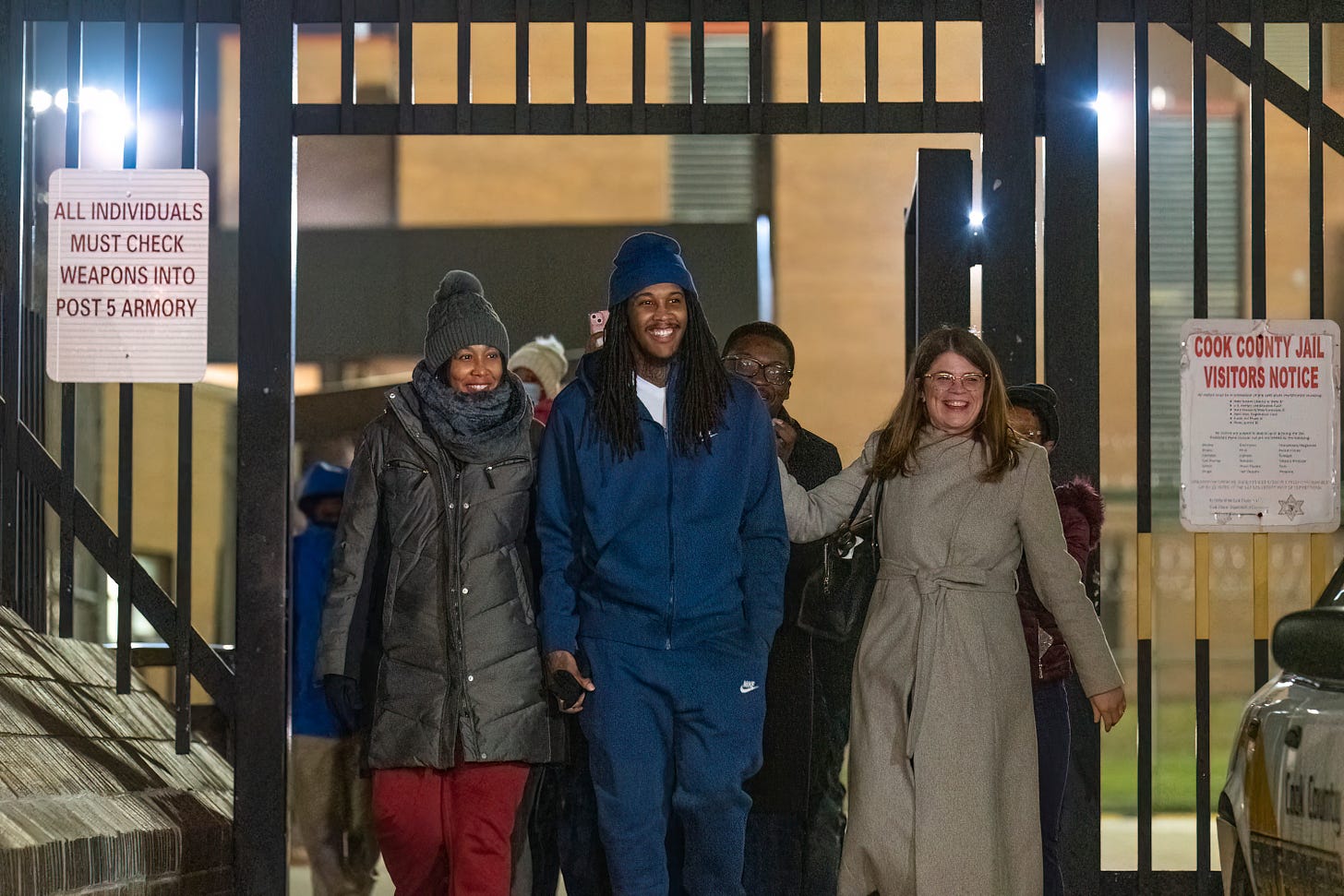 Darien Harris, flanked by his mother Nakesha Harris, left, and his lawyer walk past the gate of Cook County Jail after prosecutors dropped charges on Harris for a fatal shooting in 2011 in a Woodlawn gas station.