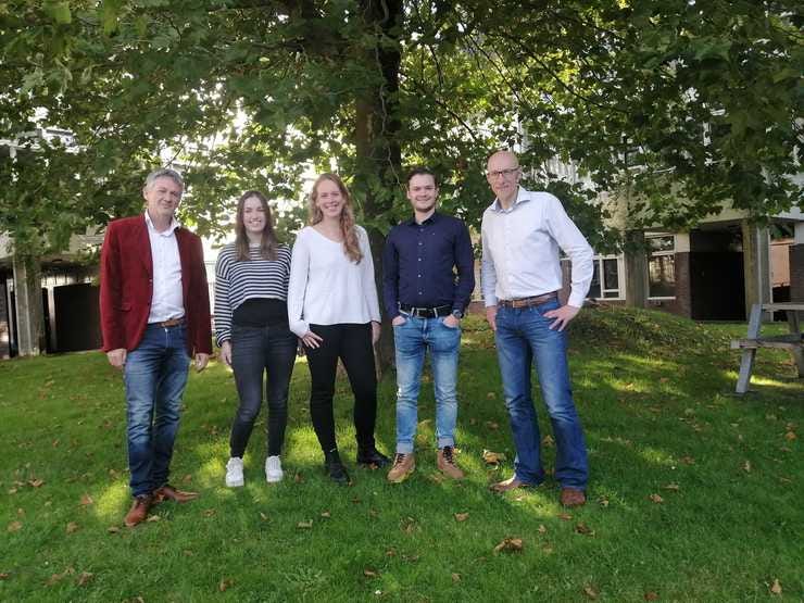 Het huidige team van Nieuwscheckers (v.l.n.r. Peter, Maaike, Kim, Jord en Alexander)