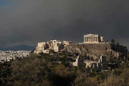 El templo del Partenón, en la cima de la colina de la Acrópolis de Atenas, cubierto por el humo del gran incendio forestal en Varnava, a unos 40 kilómetros, el 11 de agosto de 2024