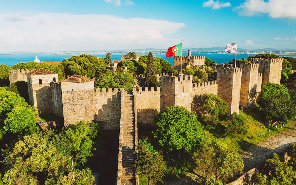 A First Timer's Guide To Visiting the Sao Jorge Castle