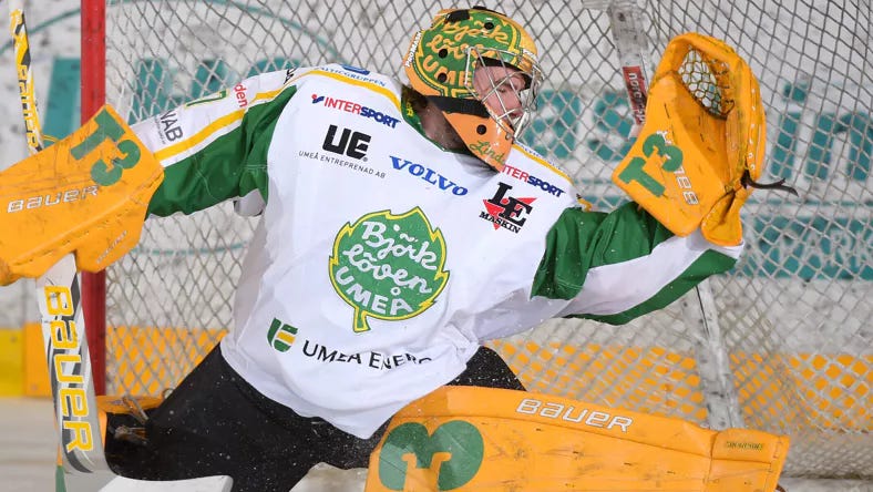 Kevin Lindskoug making a save in an SHL game.