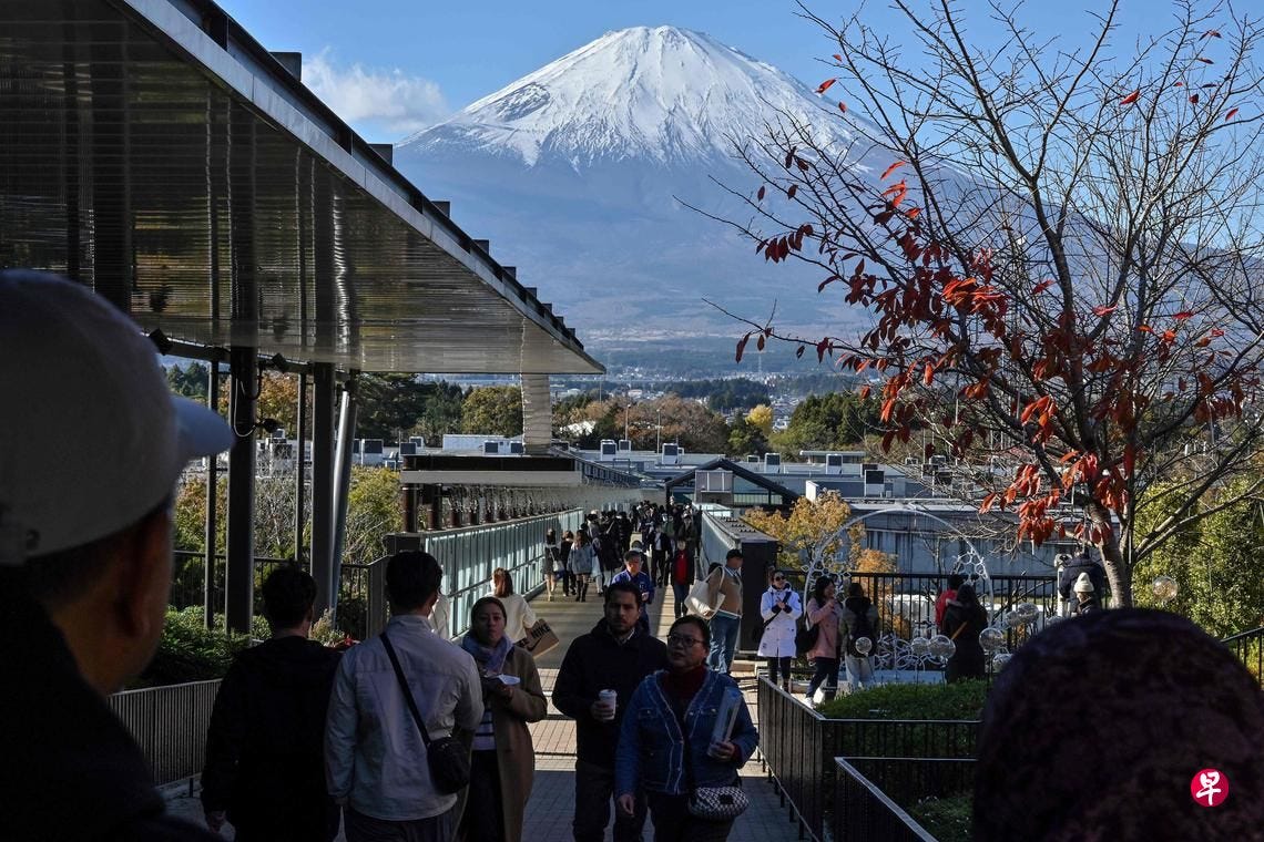 去年11月28日，在东京西南约100公里的静冈县御殿场市，人们光顾一家颇受欢迎的折扣购物中心。 （法新社）