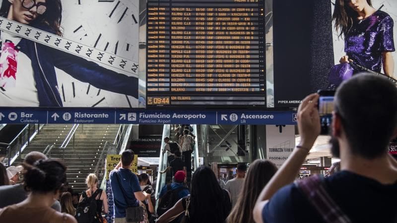 Stazione Termini. Passeggeri alle prese con i ritardi dell'alta velocità. Alessandro Serrano/agf