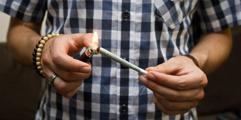 How to Smoke a Joint Properly: 10 Rules and Tips - Key to Cannabis