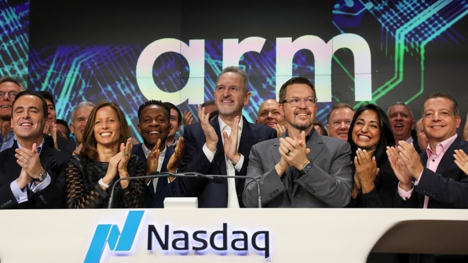 Arm CEO Rene Haas and executives cheer, as Softbank's Arm, chip design firm, holds an initial public offering (IPO) at Nasdaq Market site in New York, U.S., September 14, 2023. REUTERS/Brendan McDermid