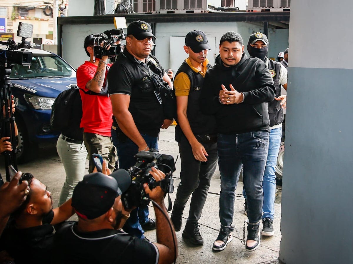 Con esposas y grilletes trasladan al hijo del diputado Raúl Pineda a la  DIJ; juez avala captura | La Prensa Panamá