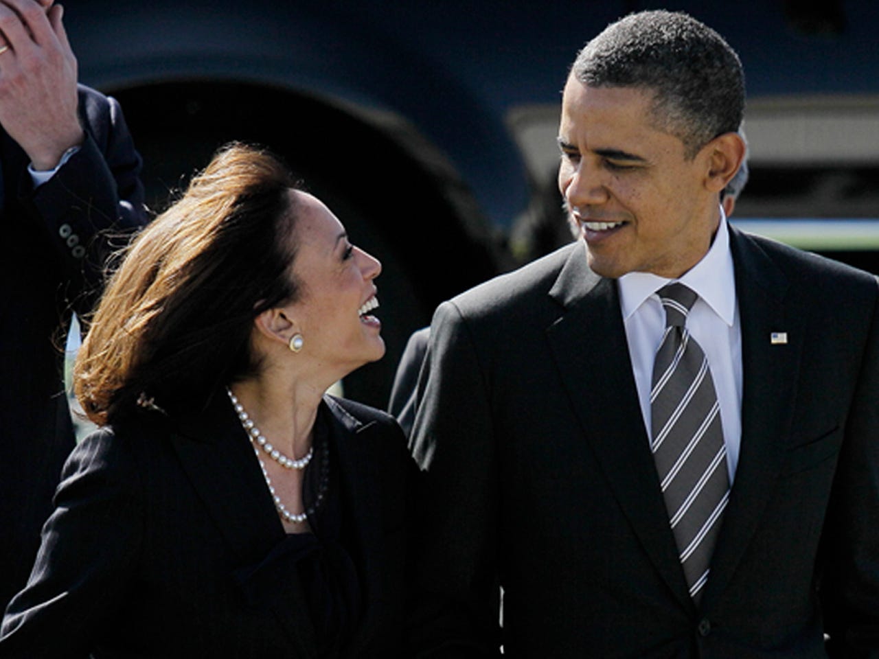 Obama apologizes to Kamala Harris for 'best-looking attorney general'  comment