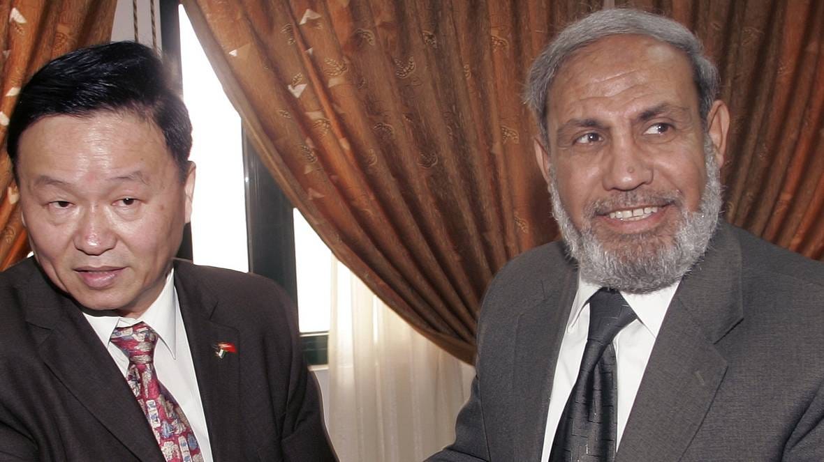 Palestinian Foreign Minister and and senior Hamas leader Mahmoud al-Zahar (R) meets Yang Wei Guo, China's representative in the West Bank and Gaza, during their meeting in Gaza on April 4, 2006. (Reuters/Mohammed Salem)