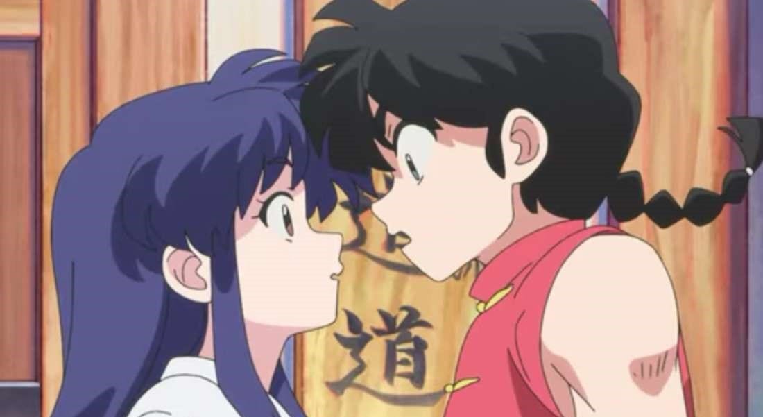 Anime-Bild aus dem Remake von „Ranma ½“: Die Figuren Akane und Ranma (in seiner männlichen Form) stehen nah zusammen und schauen sich überrascht an. (Bild: MAPPA/Netflix)