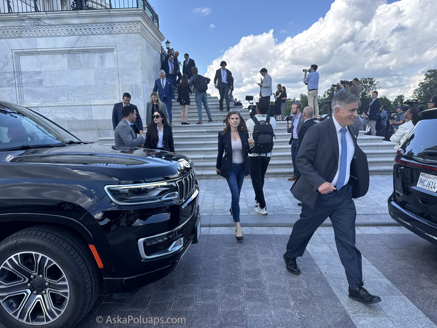People including journalists, staffers, and members of Congress gather outside U.S. Capitol - © AskaPoluaps.com People including journalists, staffers, and members of Congress gather outside U.S. Capitol - © AskaPoluaps.com