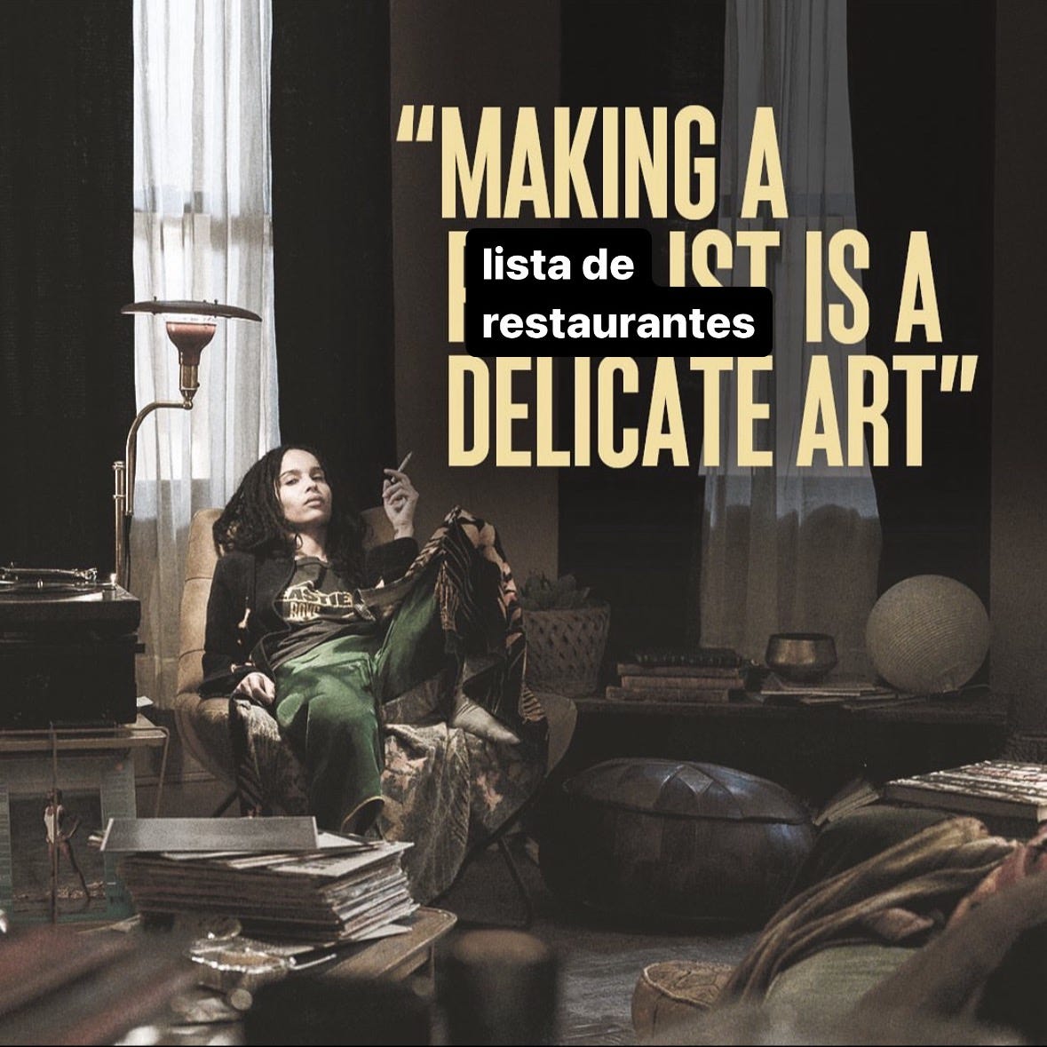 Zoe Kravitz como Rob em Alta Fidelidade deitada numa poltrona ao lado de uma vitrola. A frase "Making a playlist is a delicate art" é alterada para "Making a lista de restaurantes is a delicate art"