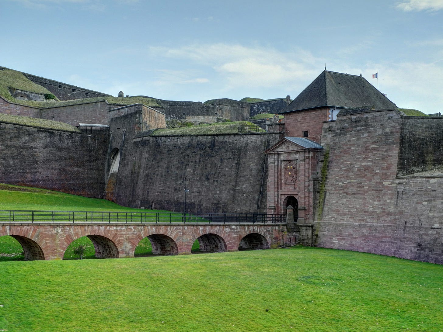 File:2012-03-29 18-04-27-porte-de-brisach-belfort.jpg - Wikimedia Commons