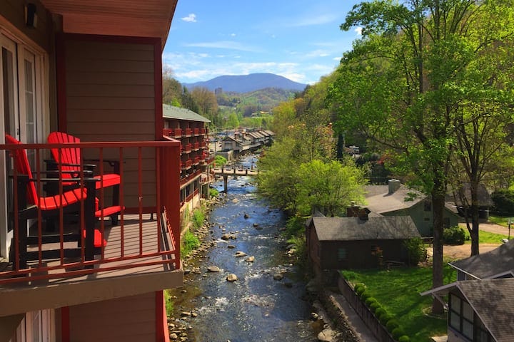 Baymont by Wyndham Gatlinburg On The River | Gatlinburg, TN Hotels