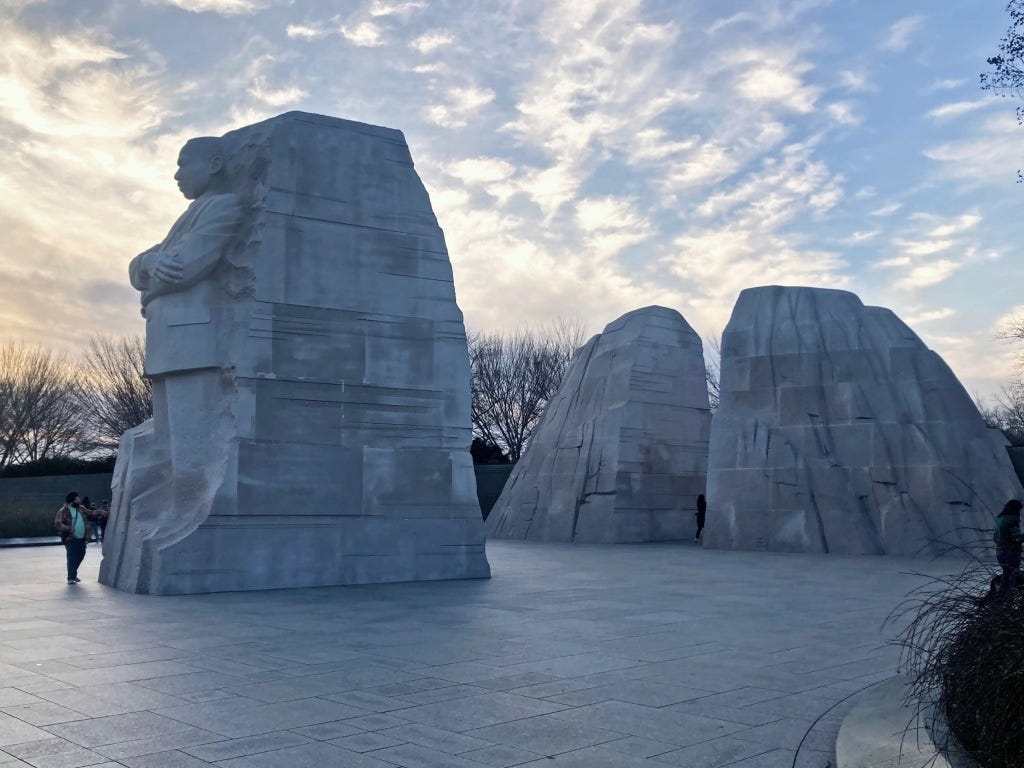 Num fim de tarde encontram-se três maciços de mármore (ou rocha parecida). É como se um dos maciços tivesse saído dos outros dois. Nele encontra-se encravada a figura de Luther King.