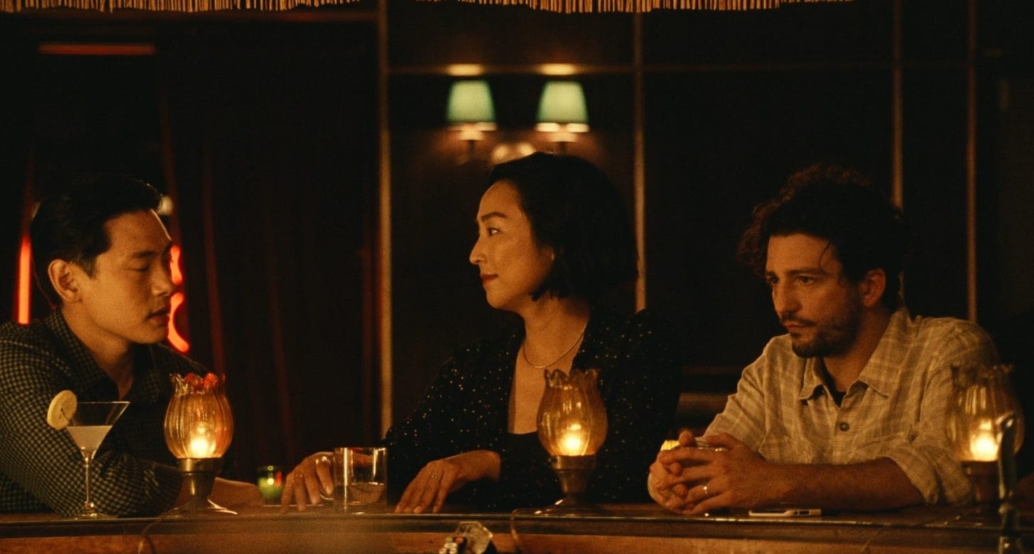 Nora y Yae Hung conversan en el bar, Arthur está a un lado