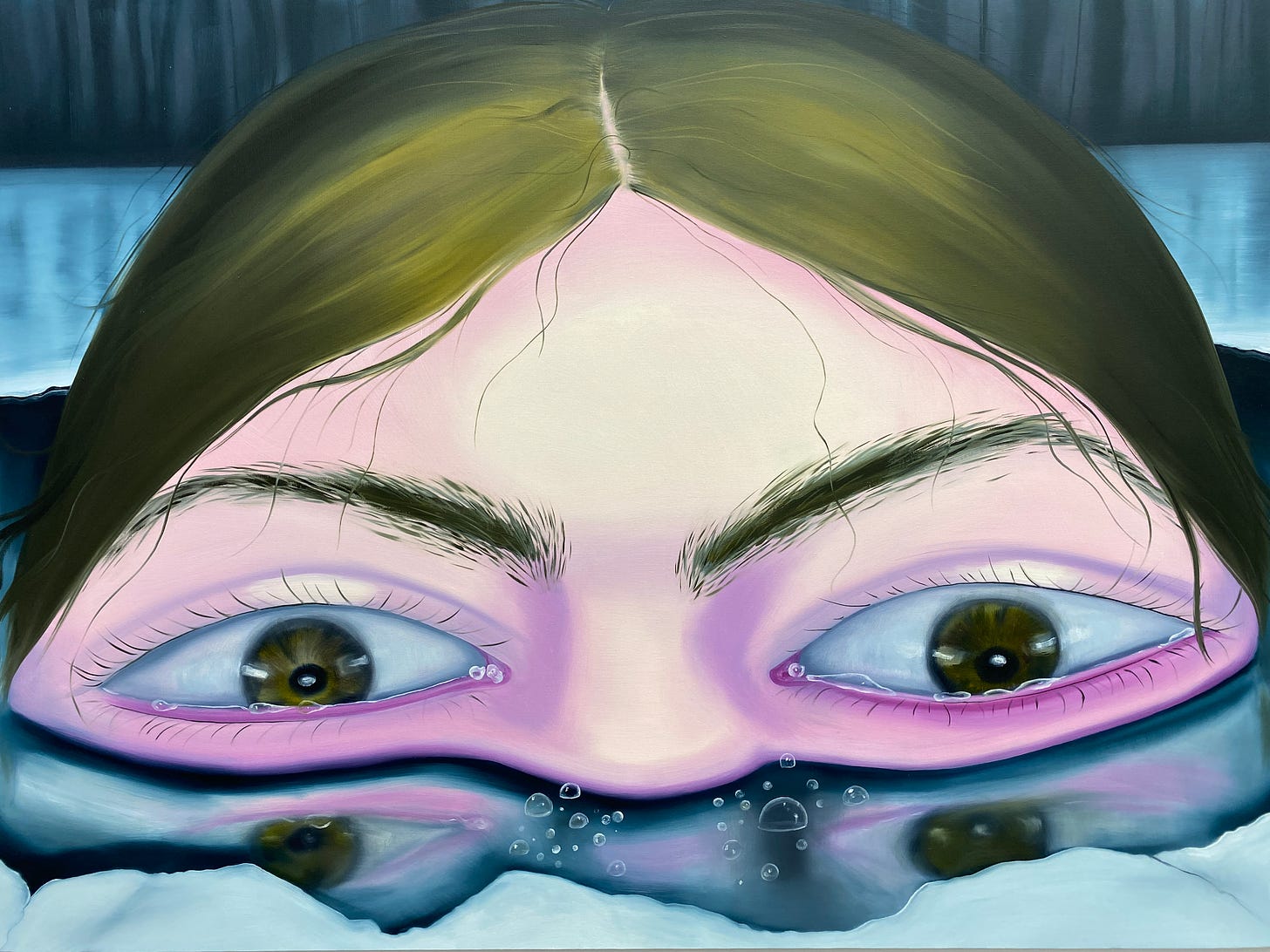 Imagem: Pintura em tamanho exagerado da metade do rosto de uma menina mostrando olhos bem abertos, cabelos esverdeados divididos no meio e água abaixo do nariz