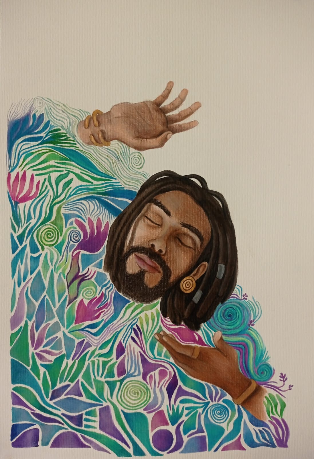 Ilustração de um homem negro com dreads e joias douradas com rosto sereno, olhos fechados envoltos em curvas que parecem corais em tons de azul, verde, rosa e lilás. ele tem uma de suas mãos abertas ao lado do rosto