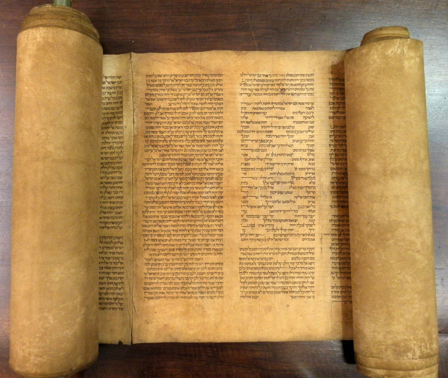 An Italian expert in Hebrew manuscripts says he has found the oldest known complete Torah scroll, a sheepskin document dating from 1155-1225.