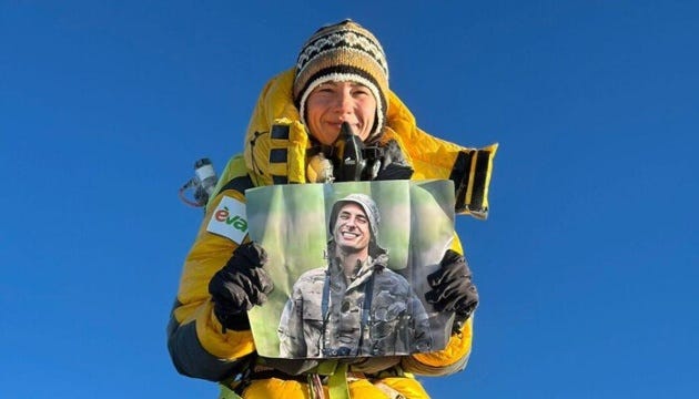 Українська альпіністка за добу піднялася на Еверест та Лхоцзе, рекорд присвятила захиснику Маріуполя