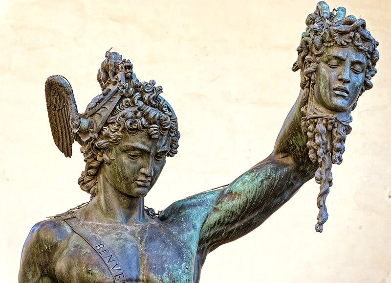 Sotto i piedi di Perseo: la decapitazione di Medusa è una storia che parla di tutte noi