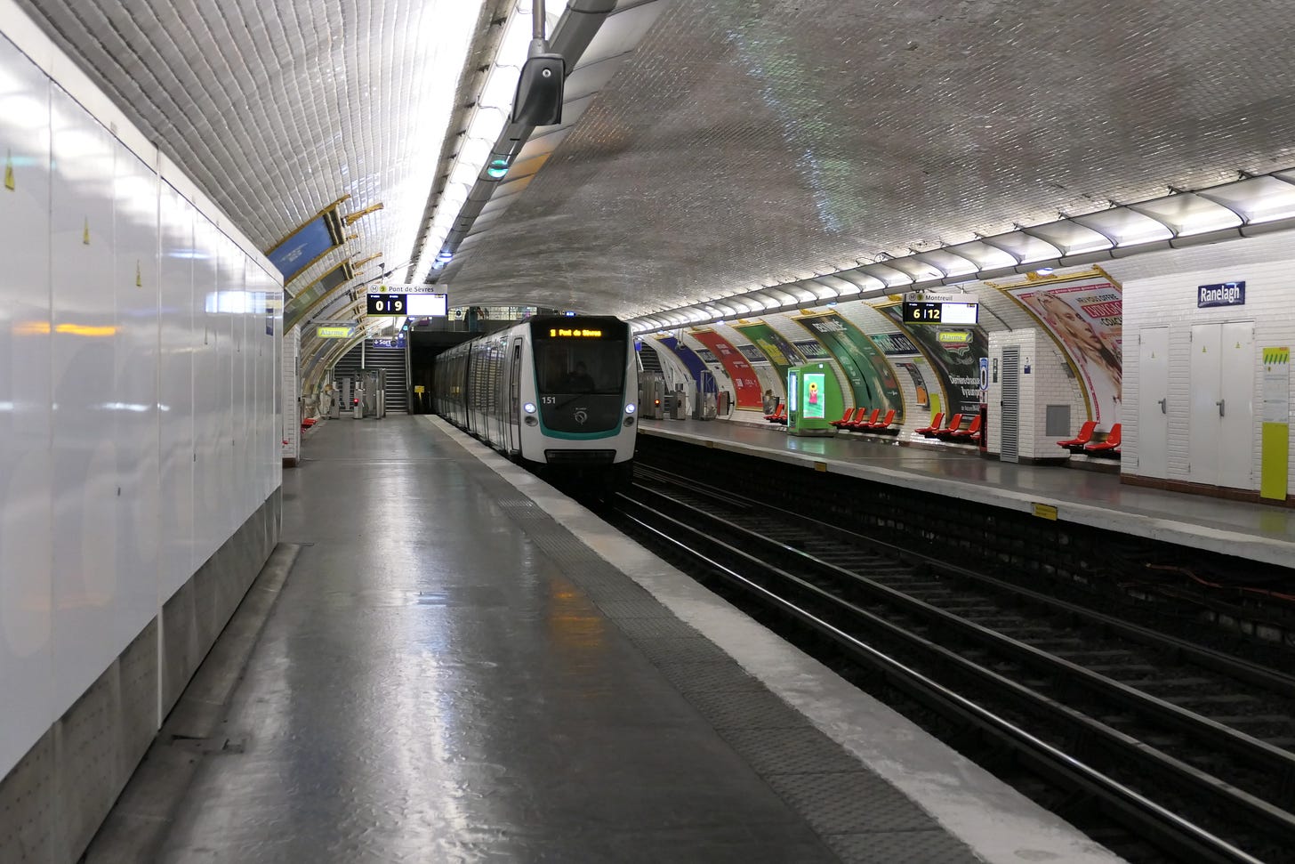 the 9 line metro arriving at the Ranlagh station in Paris