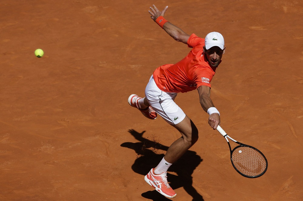 novak djokovic returns dominic thiems balls at madrid open 2019