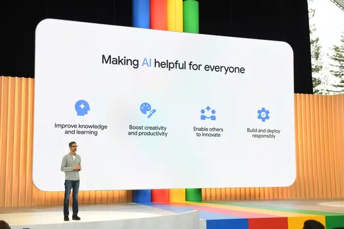 Sundar Pichai no stage durante uma apresentaçao sobre AI