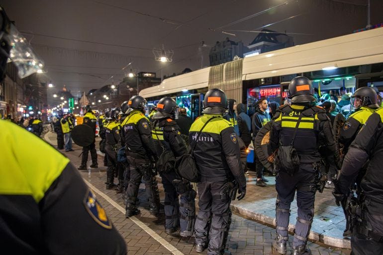 Izraeli futballszurkolók összecsaptak tüntetőkkel Amszterdamban