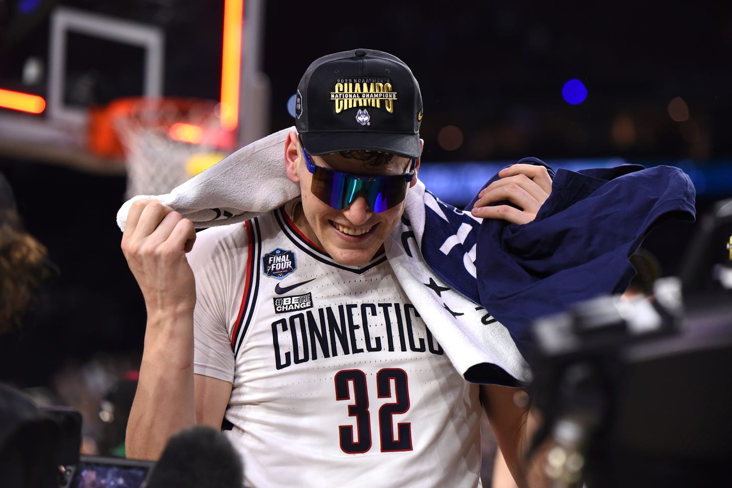 Ava's Angle: How Donovan Clingan makes the difference for the National  Champion Huskies | The Daily Campus