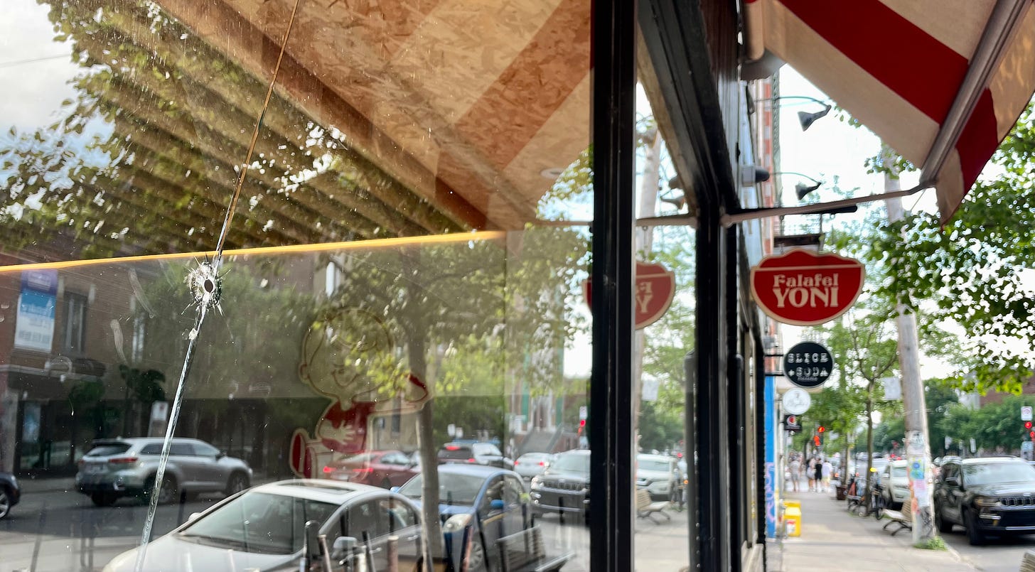 On voit un des impacts, un petit trou, dans la vitrine de Falafel Yoni, un restaurant de la rue Saint-Viateur.