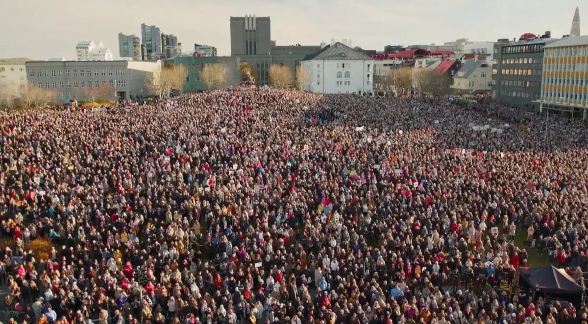 Los manifestantes participan en una manifestación por la igualdad de derechos, mientras las mujeres islandesas hacen huelga por la igualdad, en Reikiavik, Islandia, el 24 de octubre de 2023.