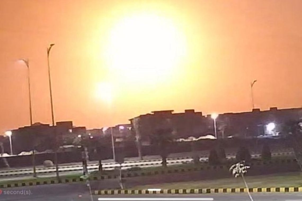 India-Pakistan WAR Breaks-out; Missiles Fired, Fighter Jets Shot Down India-Pakistan WAR Breaks-out; Missiles Fired, Fighter Jets Shot Down