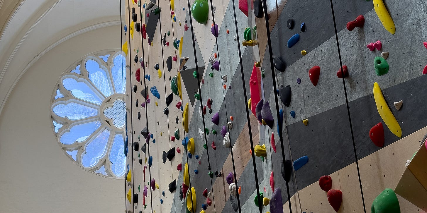 Eglise Climbing District - Sèvres-Lecourbe, la première salle d'escalade de voie Paris Rive Gauche au 27 rue François Bonvin 15e.