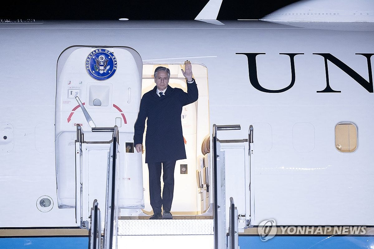 U.S. Secretary of State Antony Blinken waves as he arrives at the U.S. Osan Air Base in Pyeongtaek, 60 kilometers south of Seoul, South Korea, on Nov. 8, 2023. Blinken is here on a two-day trip for talks with his South Korean counterpart, Foreign Minister Park Jin, and other top Seoul officials to discuss North Korea, the alliance and other issues. (Yonhap)