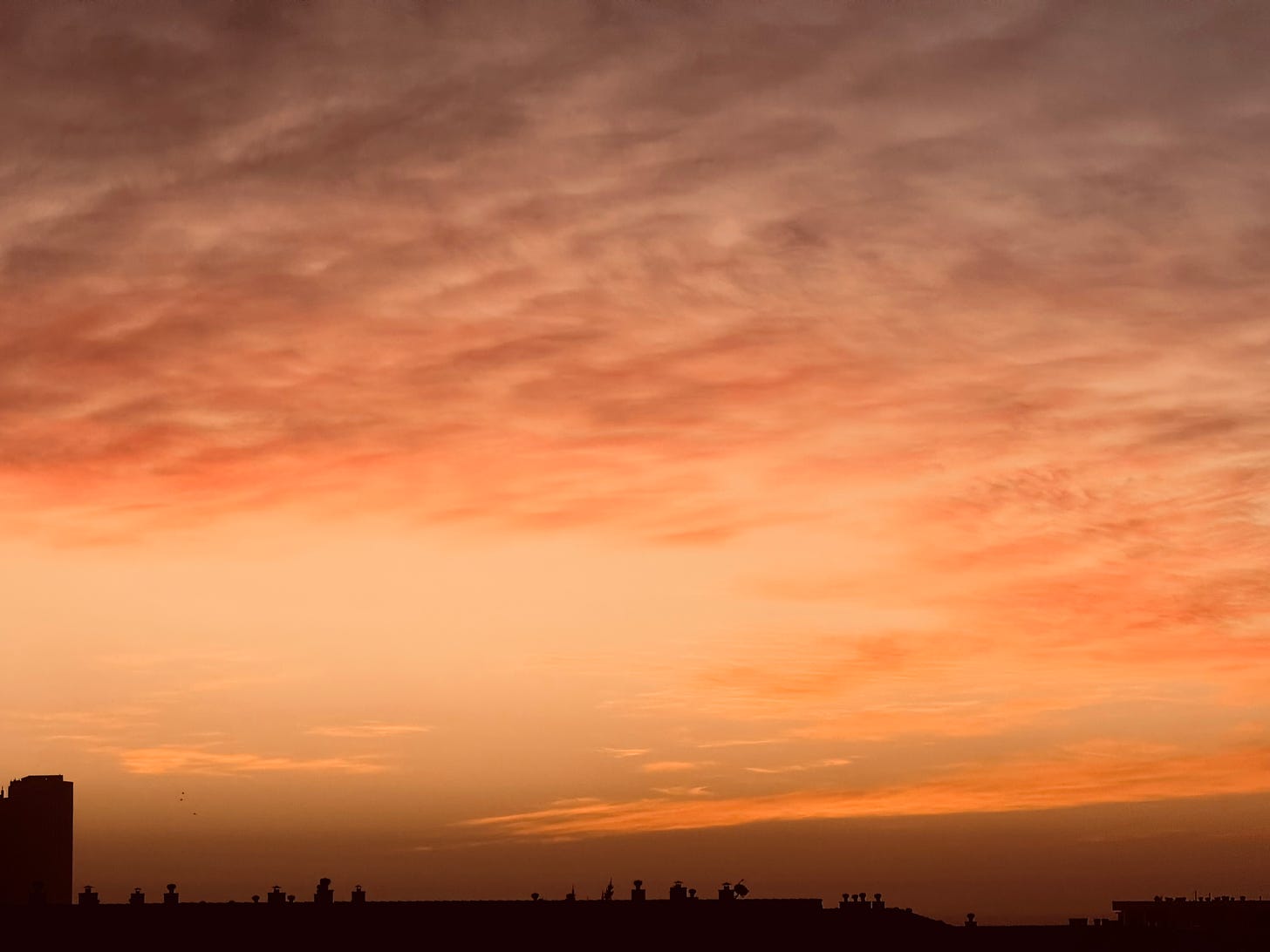 Cielo rojizo del anochecer en La Serena, Chile. Foto de la autora.