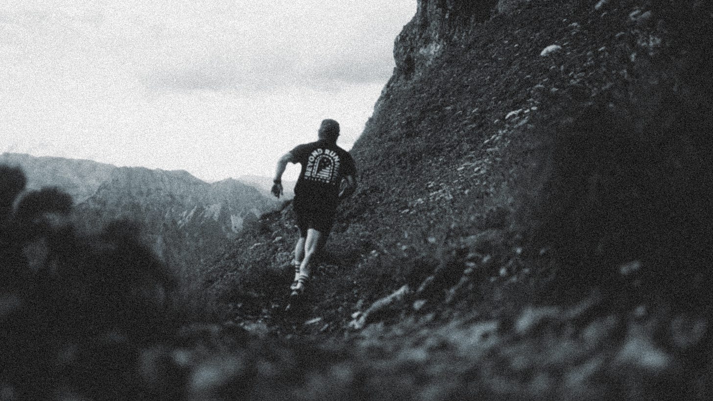 Veschwommenes schwarz weiss bild eines Läufers auf einem Trail